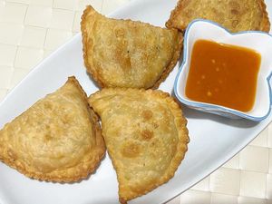 Katanya Makan Jalangkote Sambil Jongkok Lebih Enak, Fakta atau Mitos? Katanya Makan Jalangkote Sambil Jongkok Lebih Enak, Fakta atau Mitos?