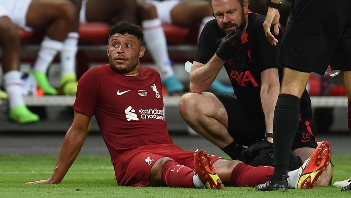 SINGAPORE, SINGAPORE - JULY 15: (THE SUN OUT,THE SUN ON SUNDAY OUT ) Alex Oxlade-Chamberlain of Liverpool goes off in action jured during the preseason friendly between Liverpool v Crystal Palace at National Stadium on July 15, 2022 in Singapore. (Photo by John Powell/Liverpool FC via Getty Images)