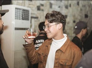 Ardhito Pramono Sedih Gitarnya Remuk Usai Naik Pesawat