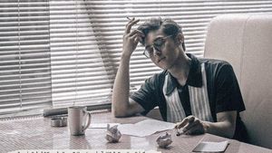 Ini Gaya Ardhito Pramono Saat Ngopi dan Cicip Lemon Tea