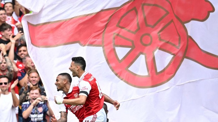 Arsenals Brazilian forward Gabriel Jesus (back) celebrates with Arsenals Brazilian forward Gabriel Martinelli after scoring his teams fifth goal during a club friendly football match between Arsenal and Sevilla at the Emirates Stadium in London on July 30, 2022. (Photo by JUSTIN TALLIS / AFP) (Photo by JUSTIN TALLIS/AFP via Getty Images)