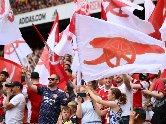 Arsenal fans cheer before the start of the English Premier League football match between Arsenal and Everton at the Emirates Stadium in London on May 22, 2022. - - RESTRICTED TO EDITORIAL USE. No use with unauthorized audio, video, data, fixture lists, club/league logos or 'live' services. Online in-match use limited to 120 images. An additional 40 images may be used in extra time. No video emulation. Social media in-match use limited to 120 images. An additional 40 images may be used in extra time. No use in betting publications, games or single club/league/player publications. (Photo by Daniel LEAL / AFP) / RESTRICTED TO EDITORIAL USE. No use with unauthorized audio, video, data, fixture lists, club/league logos or 'live' services. Online in-match use limited to 120 images. An additional 40 images may be used in extra time. No video emulation. Social media in-match use limited to 120 images. An additional 40 images may be used in extra time. No use in betting publications, games or single club/league/player publications. / RESTRICTED TO EDITORIAL USE. No use with unauthorized audio, video, data, fixture lists, club/league logos or 'live' services. Online in-match use limited to 120 images. An additional 40 images may be used in extra time. No video emulation. Social media in-match use limited to 120 images. An additional 40 images may be used in extra time. No use in betting publications, games or single club/league/player publications. (Photo by DANIEL LEAL/AFP via Getty Images)