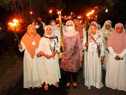 Sambut Tahun Baru Hijriah, Bupati Ipuk Ikut Pawai Obor Bareng Warga