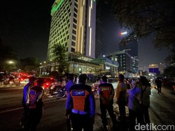 Petugas Sterilisasi Kawasan Citayam Fashion Week, Para Pengunjung Bubar