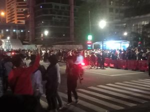 Citayam Fashion Week Dijaga Petugas, Dilarang Catwalk di Zebra Cross! Citayam Fashion Week Dijaga Petugas, Dilarang Catwalk di Zebra Cross!