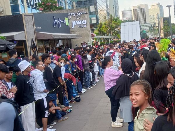 Situasi Sore Ini di Citayam Fashion Week: Model Dadakan Catwalk di Trotoar