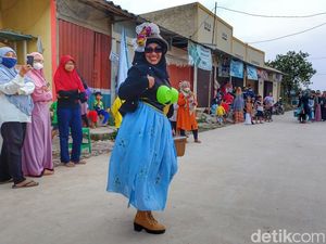 Gaya Kocak Emak-emak Ciparay Catwalk Ala Citayam Fashion Week Gaya Kocak Emak-emak Ciparay Catwalk Ala Citayam Fashion Week