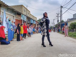 Emak-emak Ciparay Heboh Catwalk di Komplek, Terinspirasi Citayam Fashion Week