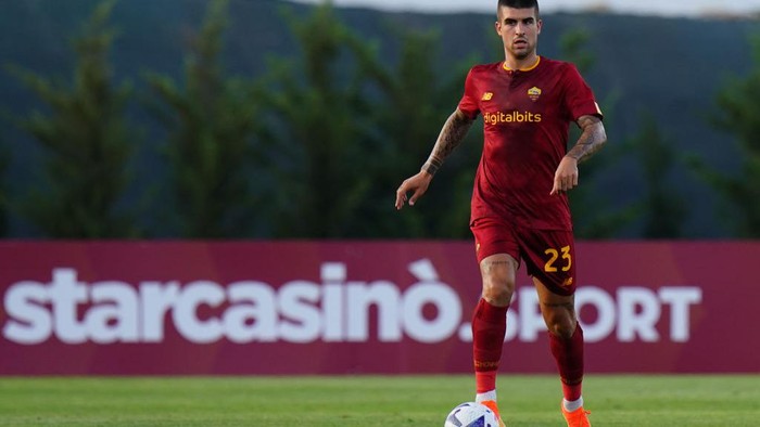 ALBUFEIRA, PORTUGAL - JULY 23: Gianluca Mancini of AS Roma in action during the Pre-Season Friendly match between AS Roma and OGC Nice at Estadio Municipal de Albufeira on July 23, 2022 in Albufeira, Portugal.  (Photo by Gualter Fatia/Getty Images)