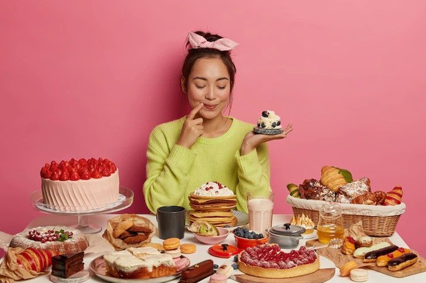 Ilustrasi perempuan yang sedang makan