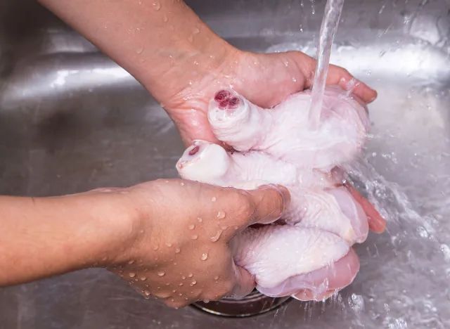 Jarang diketahui, mencuci ayam mentah ternyata bisa timbulkan penyakit. Ini fakta menurut ahli/Foto: eatthis.com