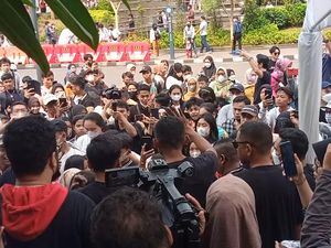 Muncul di Citayam Fashion Week Lagi, Jeje Slebew Dikerumuni Fans