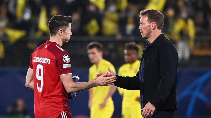 06 April 2022, Spain, Villarreal: Soccer: Champions League, FC Villarreal - FC Bayern München, quarterfinals, first leg at Estadio de la Ceramica. Munich coach Julian Nagelsmann (r) thanks Robert Lewandowski after the match. Photo: Sven Hoppe/dpa (Photo by Sven Hoppe/picture alliance via Getty Images)