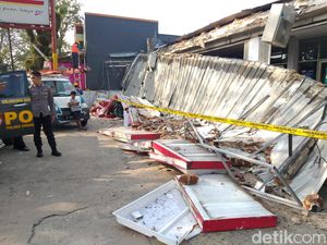 Brukk! Kanopi Minimarket di Ciparay Bandung Timpa 3 Warga