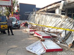 Brukk! Kanopi Minimarket di Ciparay Bandung Timpa 3 Warga