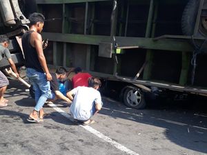 Dugaan Penyebab Truk Terguling Timpa Mobil di Jember hingga 3 Orang Tewas Dugaan Penyebab Truk Terguling Timpa Mobil di Jember hingga 3 Orang Tewas