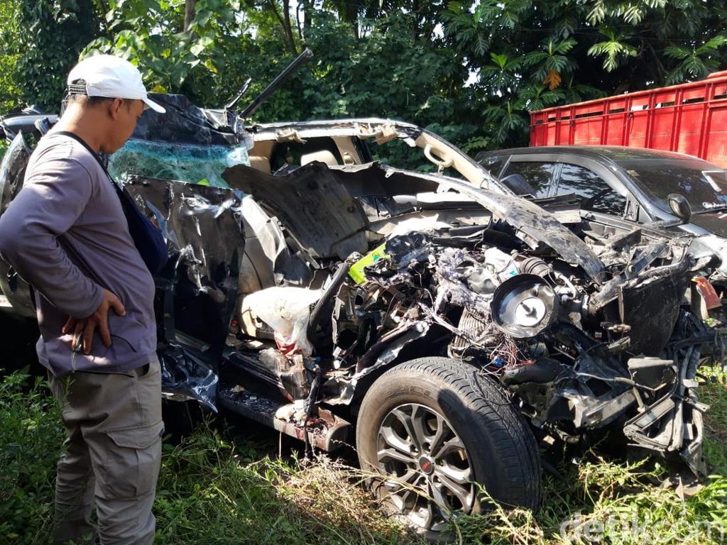 Penampakan Mobdin Bakamla Ringsek Berat Usai Kecelakaan Maut di Tol Boyolali Penampakan Mobdin Bakamla Ringsek Berat Usai Kecelakaan Maut di Tol Boyolali