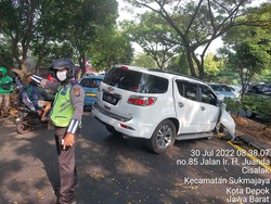 Mobil Tabrak Pohon di Depok, Sopir Diduga Nyetir Sambil Lihat HP