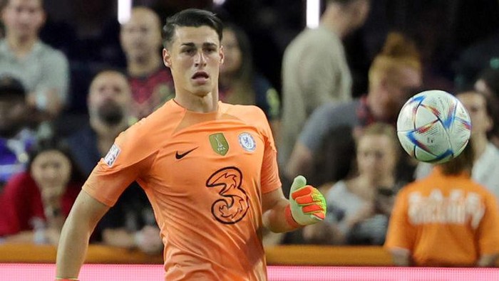 LAS VEGAS, NEVADA - JULY 16: Kepa Arrizabalaga #1 of Chelsea clears the ball during a preseason friendly match against Club América at Allegiant Stadium on July 16, 2022 in Las Vegas, Nevada. Chelsea defeated Club América 2-1. (Photo by Ethan Miller/Getty Images)