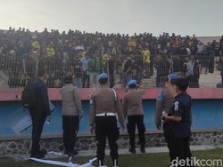 Kericuhan Suporter Warnai Laga Uji Coba Deltras Vs Gresik United