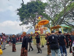 Warga Ponorogo Larung Sesaji ke Telaga Ngebel di 1 Suro