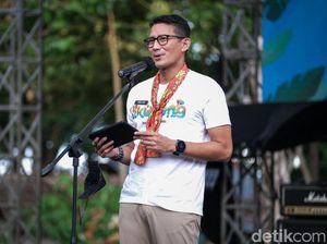 Sandiaga Lepas 200 Ekor Tukik di Pantai Likupang