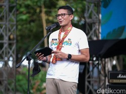 Sandiaga Lepas 200 Ekor Tukik di Pantai Likupang