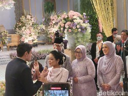 Momen Mesra Mutiara Baswedan-Ali Alhuraiby, Potong Kue & Suap-suapan