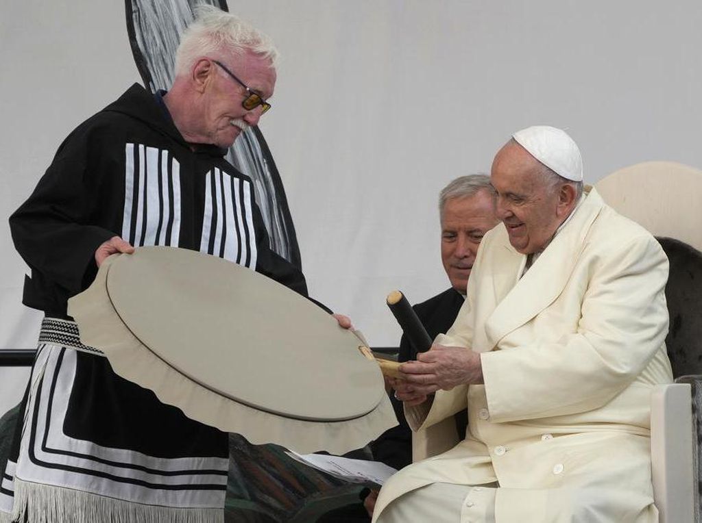 Paus Fransiskus Sebut Perlakuan ke Pribumi Kanada sebagai Genosida