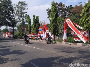 Berharap Cuan dari Penjualan Bendera di Purwakarta