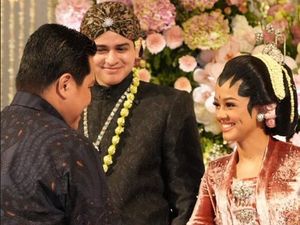 Penampilan Mutiara Baswedan di Resepsi Pernikahan, Kental dengan Adat Jawa Penampilan Mutiara Baswedan di Resepsi Pernikahan, Kental dengan Adat Jawa
