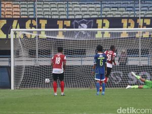 Pertahanan Persib Keropos, 2 Laga Kebobolan 5 Gol Pertahanan Persib Keropos, 2 Laga Kebobolan 5 Gol