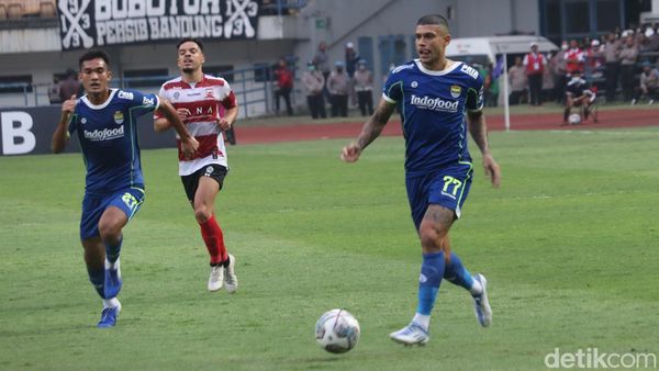 Momen Duel Persib Bandung Vs Madura United Momen Duel Persib Bandung Vs Madura United