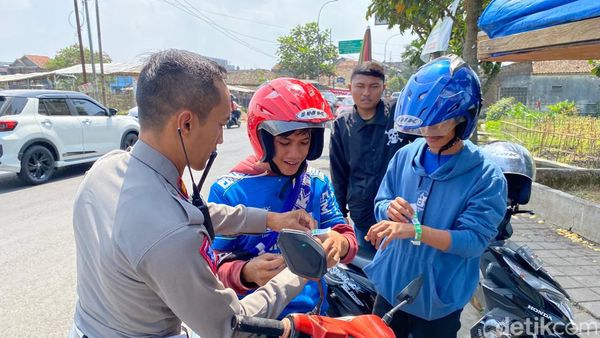 Kala Petugas Kawal Ketat Akses Stadion GBLA