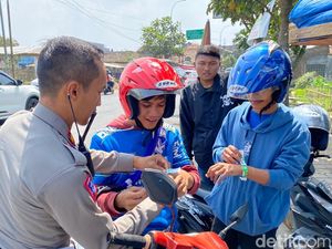 Kala Petugas Kawal Ketat Akses Stadion GBLA