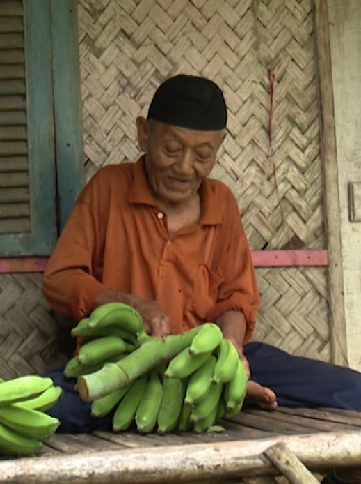 Abah Hamdan harus terus mencari nafkah dengan berjualan pisang meskipun sudah memasuki usia senja. Mari Bantu Abah Hamdan lewat donasi berbuatbaik.
