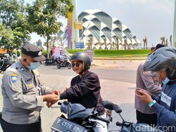 Aksi Polisi Pasang Gelang di Tangan Bobotoh