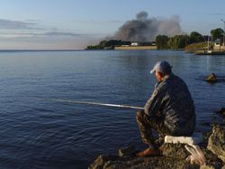 Potret Warga Asyik Mancing di Tengah Perang Rusia-Ukraina
