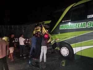 Adu Banteng Bus Pariwisata Vs Truk di Jalan Daendels Kulon Progo, 1 Tewas Adu Banteng Bus Pariwisata Vs Truk di Jalan Daendels Kulon Progo, 1 Tewas