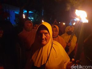 Semangatnya Nenek di Sumedang Meriahkan Pawai Obor Semangatnya Nenek di Sumedang Meriahkan Pawai Obor