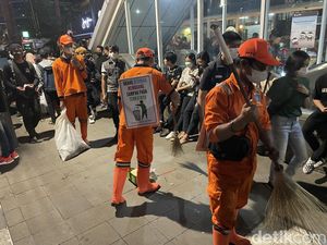 PPSU Bersih-bersih Sampah di Tengah CFW, Puntung Rokok Paling Banyak PPSU Bersih-bersih Sampah di Tengah CFW, Puntung Rokok Paling Banyak
