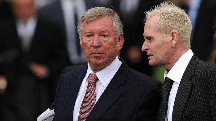 Manchester United manager Sir Alex Ferguson (L) and former England footballer Paul Gascoigne leave a Thanksgiving Service at Durham Cathedral, Durham, on September 21, 2009 to remember the life of former England football manager Sir Bobby Robson. Robson died in July, aged 76, after a long battle with cancer. During a lengthy career in club management either side of his time as England boss he had spells at Newcastle United, Fulham, Ipswich, PSV Eindhoven, Sporting Lisbon, Porto and Barcelona. AFP PHOTO/PAUL ELLIS (Photo credit should read PAUL ELLIS/AFP via Getty Images)