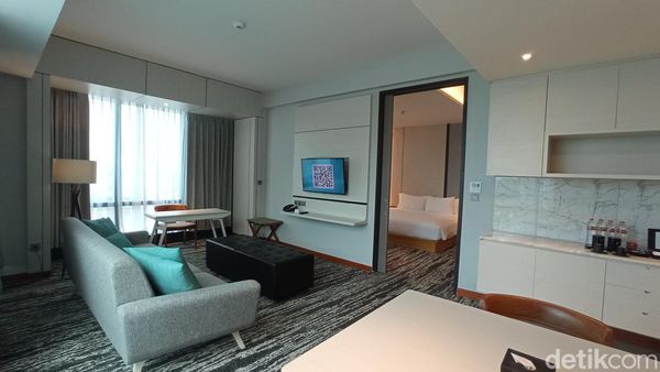 Potret Hotel Nyaman Dekat Bandara, Kamar Luas dan Pemandangannya Pesawat