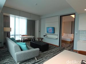 Potret Hotel Nyaman Dekat Bandara, Kamar Luas dan Pemandangannya Pesawat