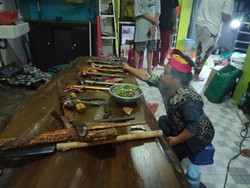 Mengintip Ritual Warga Surabaya Mandikan Keris Pusaka di Malam 1 Suro