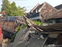 Laka Karambol, Truk Tronton Muatan Galon Hantam 2 Rumah di Wonosari Klaten