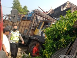 Detik-detik Truk Tronton Hantam 2 Rumah Usai Laka Karambol di Klaten