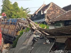 Ngeri! Kecelakaan Karambol, Truk Tronton Tabrak 2 Rumah di Klaten