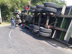 Truk Terguling Timpa Mobil di Jember-3 Orang Tewas, Sopir Diamankan