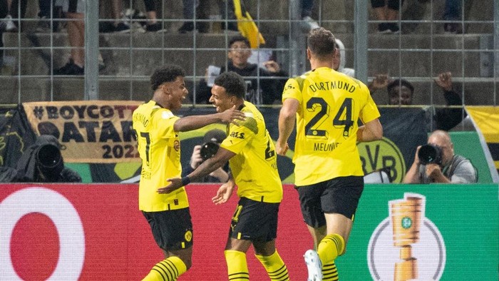 dpatop - 29 July 2022, Bavaria, Munich: Soccer: DFB Cup, TSV 1860 Munich - Borussia Dortmund, 1st round, Stadion an der Grünwalder Straße. Karim Adeyemi (l-r), goal scorer Donyell Malen and Thomas Meunier of Borussia Dortmund celebrate the 0:1 goal. Photo: Matthias Balk/dpa - IMPORTANT NOTE: In accordance with the requirements of the DFL Deutsche Fußball Liga and the DFB Deutscher Fußball-Bund, it is prohibited to use or have used photographs taken in the stadium and/or of the match in the form of sequence pictures and/or video-like photo series. (Photo by Matthias Balk/picture alliance via Getty Images)